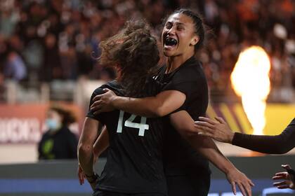 Ruby Tui festeja un try de las Black Ferns
