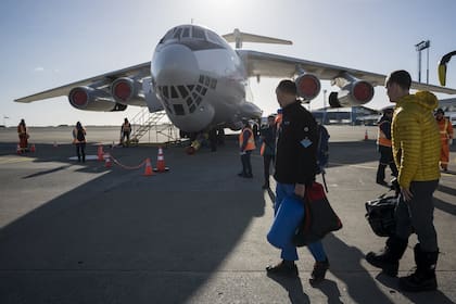 Rudd y O’Brady camino al avión que tomaron desde el glaciar Unión