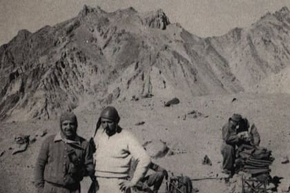 Rudel con otro andinista en la base del Aconcagua