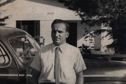 Rudel en el frente de su chalet, Mary, en Villa Carlos Paz