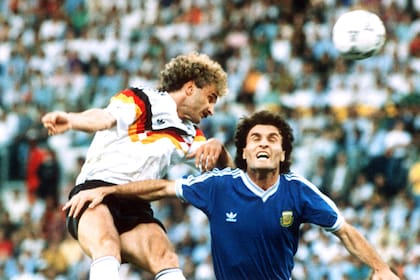 Rudi Voeller le gana a Oscar Ruggeri en un cabezazo; la selección llegó con muchas bajas a la final de Italia 90 y el defensor argentino sólo pudo jugar el primer tiempo; luego, se retiró lesionado