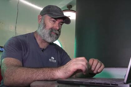 La cabina de Koch está conectada a una casa flotante ubicada a tan solo 15 minutos en bote desde la marina de Linton Bay (Captura de pantalla de YouTube: AFP Español)