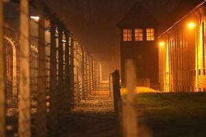 Rudolf Vrba y Alfred Wetzler estuvieron escondidos tres días cerca de la valla perimetral electrificada del campo de exterminio.