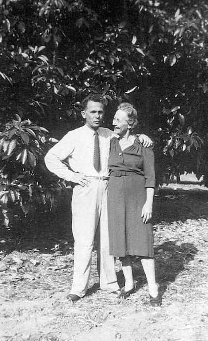Rudolph Hass y su esposa Elizabeth frente al árbol madre de aguacates Hass Se conocieron en 1918 en una iglesia y al año siguiente se casaron, cuando él tenía 27 y ella 19
