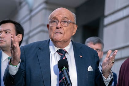 Rudy Giuliani habla después de salir de un tribunal federal en Washington