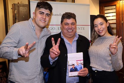 Rudy Ulloa junto a su sobrino Fernando Oyarzo y su pareja en la presentación del del libro "Mi amigo, el Presidente".