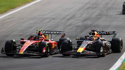 Rueda a rueda: Carlos Sainz Jr. y Max Verstappen, durante el Gran Premio de Italia 2023