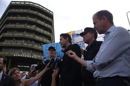 Rueda de prensa improvisada, en medio del reclamo