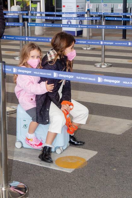 Rufina (8) y Magnolia (3) juegan con sus valijas-carrito (cuestan 200 dólares). “Son el mejor invento para viajar con niños. Podés llevar a tus chicos, tienen rueditas y la usan tipo caballitos. Se transforman en cama para viajar y que los chicos vayan acostados”, contó Eugenia, que tiene una para cada uno de sus hijos