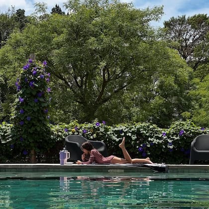 Rufina Cabré en el patio de su casa, en familia