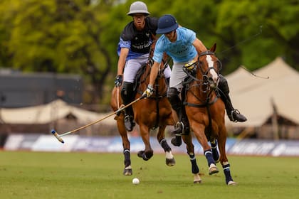 Rufino Bensadón supera a Jerónimo del Carill en una corrida; el delantero y el back fueron los mejores de Cría La Dolfina y La Ensenada, respectivamente, en un partidazo en la cancha 1 del Campo Argentino de Polo.