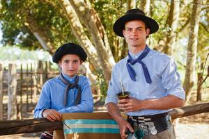 Rufino y Dimas Méndez, dos gauchos centennials en San Antonio de Areco.
