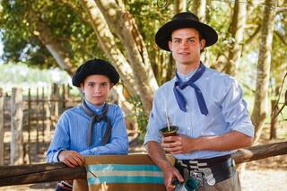 Platería, soguería, caballos y textiles: lejos de Tik Tok, los jóvenes que retoman oficios del campo