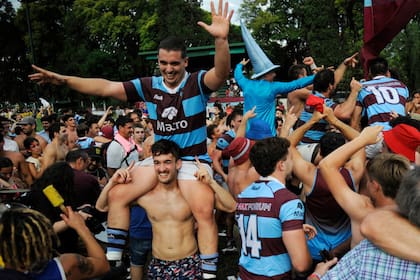Rugbiers e hinchas fueron una sola cosa en los festejos de Rosario en Plaza Jewell.
