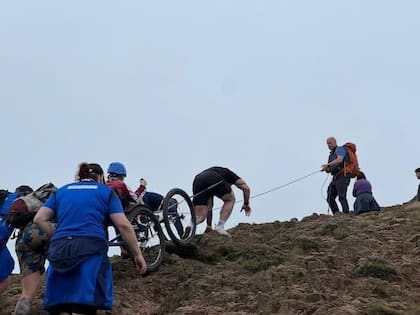 Jugadores de Edinburgh Eagles y de Edinburgh Giants en plena escalada llevando a Oona a cumplir su anhelo