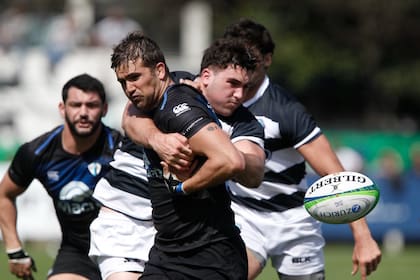 La pelota vuela sin dueño, en una escena del primer tiempo entre Alejandro Daireaux y Tomás Comisatti. SIC tuvo un comienzo arrollador y con eso enfiló hacia la victoria