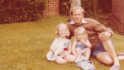 Rugg (derecha) dijo que sentía que todo su mundo y su familia "giraban" en torno a su padre dominante