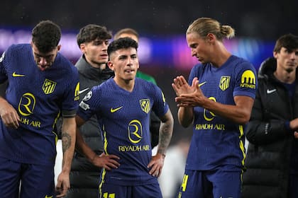 Ruggeri, Almada y Llorente saludan los hinchas tras el final del partido