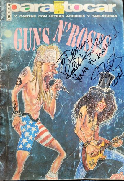 Rugna, irador de Slash, logró que el guitarrista estampara su firma en uno de sus cuadernillos de acordes de los Gun´s and Roses