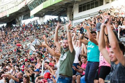 Ruido infernal, pochoclo y paradojas de un fanatismo que atraviesa a las familias argentinas fanáticas de los fierros.