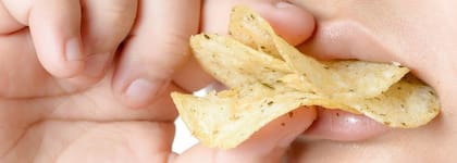Ruidos como el de alguien comiendo papitas fritas pueden desencadenar la ira de un paciente con misofonía