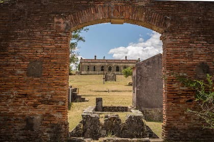 Ruinas de la vieja usina hidroeléctrica Cuñapirú, donde se procesaba el oro proveniente de las minas San Gregorio y Santa Ernestina.