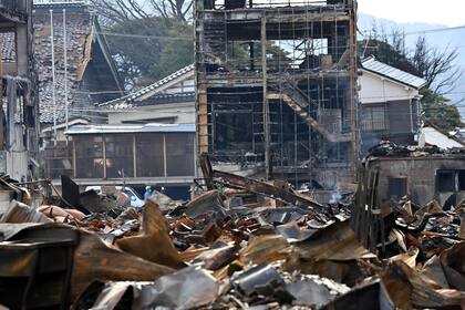 Ruinas de un distrito comercial que se incendió debido al terremoto en la ciudad de Wajima.