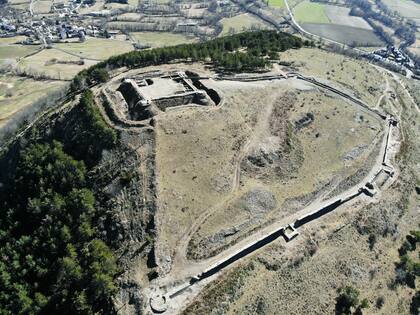 Ruinas del Castillo de Llívia, un centinela de la Cerdanya