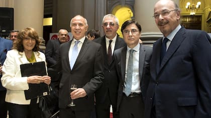 Ruiz Guiñazú, Lorenzetti, Canaletti, Fontevecchia y Morales Solá, ayer, en el brindis de fin de año de la Corte