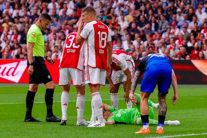 Rulli, de Ajax, dolorido en el piso tras chocar con un futbolista de Heracles y lesionarse el hombro derecho