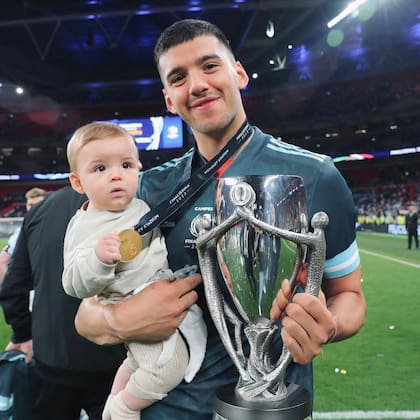 Rulli junto a su hijo Luca tras ganar la Finalissima (Foto: Instagram @rocioesposito)