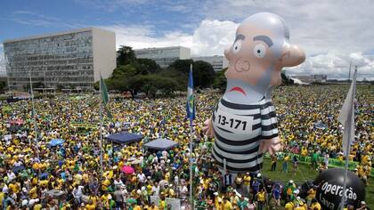 BRASIL. El año pasado, las protestas se multiplicaron en varias ciudades del país –como en Brasilia– por el escándalo de corrupción en la empresa estatal Petrobras; Lula y Dilma, figuras centrales de los reclamos de los manifestantes