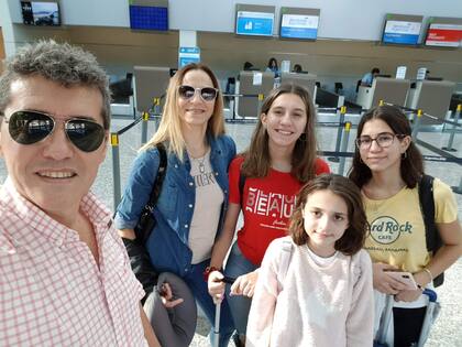 Rumbo a la aventura, con sus hijas y su esposa minutos antes de partir hacia Mendoza.