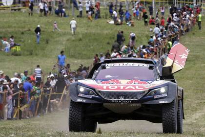 Rumbo a la meta: el Peugeot de Carlos Sainz cerca de la llegada en Córdoba