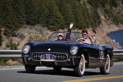 Rumbo a Neuquén en un Chevrolet Corvette de 1954, los competidores Jean Luc Duboisy Anais Weill