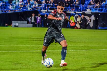 Rumbo a uno de los dos goles que tiene en el torneo Apertura el delantero de Huracán: a Vélez, para ganarle en el José Amalfitani.