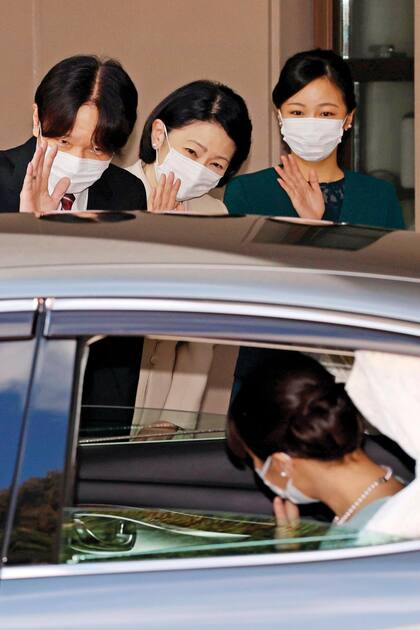 Rumbo al Registro Civil, la princesa Mako les dice adiós a sus padres, el príncipe Akishino y la princesa Kiko, y a su hermana Kako, en la puerta del Palacio de Akasaka.