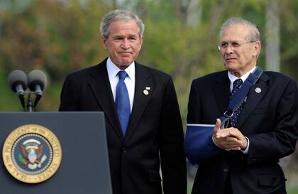 Rumsfeld junto a George W. Bush