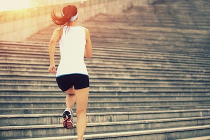 Un estudio reciente descubrió que de todos los factores modificables, como el peso corporal o la cantidad de maratones completadas, el predictor más fuerte de lesiones fue el rápido aumento del kilometraje de entrenamiento