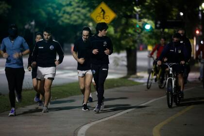 Runners en los bosques de Palermo, en la ciudad de Buenos Aires