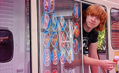 Rupert Grint recorrió pueblos ingleses regalando helados