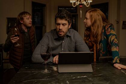 Rupert Grint, Toby Kebbell y Lauren Ambrose en Servant