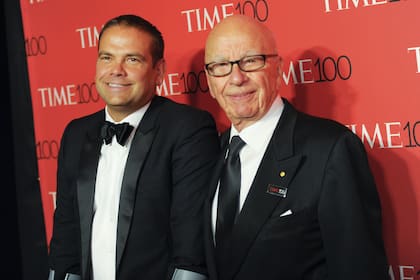Rupert Murdoch y su hijo Lachlan, en Nueva York, en abril de 2015