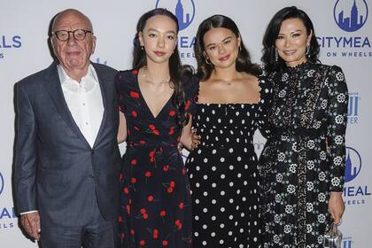 Rupert Murdoch con sus hijas Chloe y Grace Murdoch, y Wendi Deng, en 2019, en Nueva York.