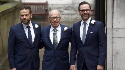 Rupert Murdoch, junto a sus hijos Lachlan (izquierda) y James (derecha)