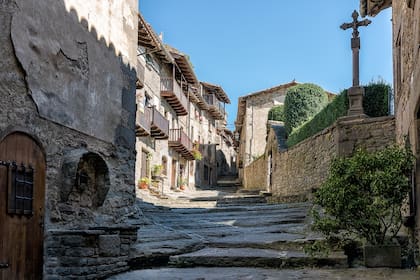 Rupit está rodeado por el arroyo Rupit, frondosos bosques, cuevas, tumbas prehistóricas, cascadas y kilómetros de acantilados,