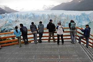 Turismo y anegaciones en la ciudad, el día después de la ruptura del glaciar