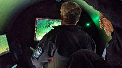 Rush, de espaldas, en el sumergible.