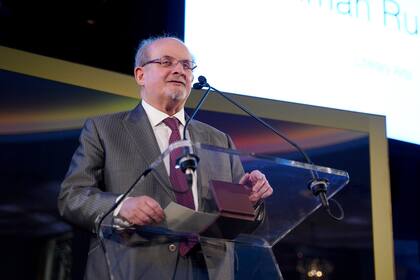 Rushdie iba a hablar el viernes justamente sobre City of Asylum, un programa sobre "ciudades refugio" cuando se produjo el ataque