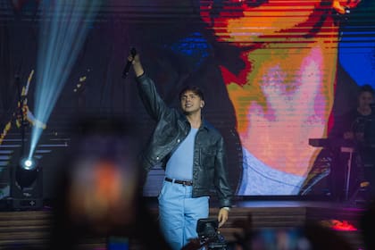 Rusherking fue otra de las atracciones de la noche: el exnovio de la China Suárez brindó una versión de "Nena", el tema de Casi Ángeles